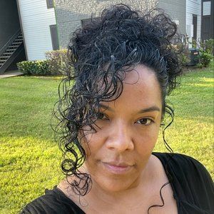 Meet your Posher, Jacenia